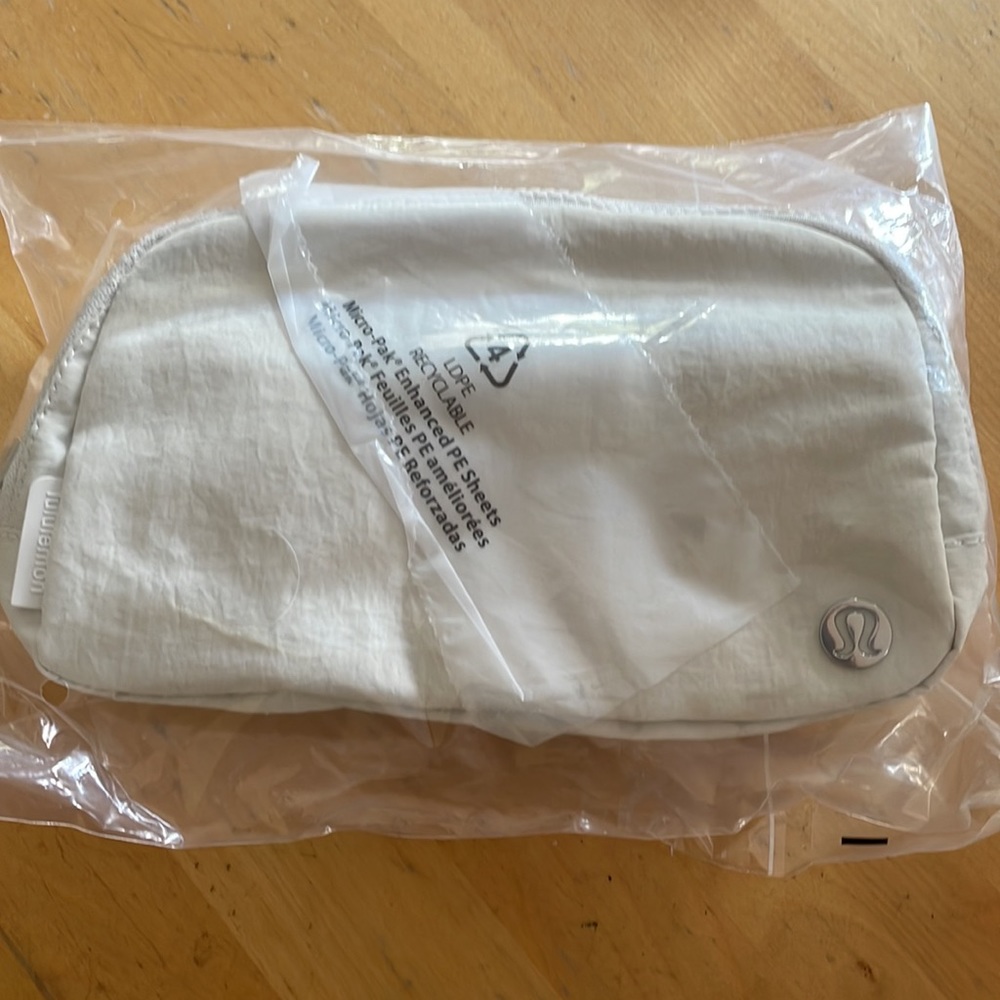 NWT Lululemon Everywhere Belt Bag Opal White - Picture 5 of 8